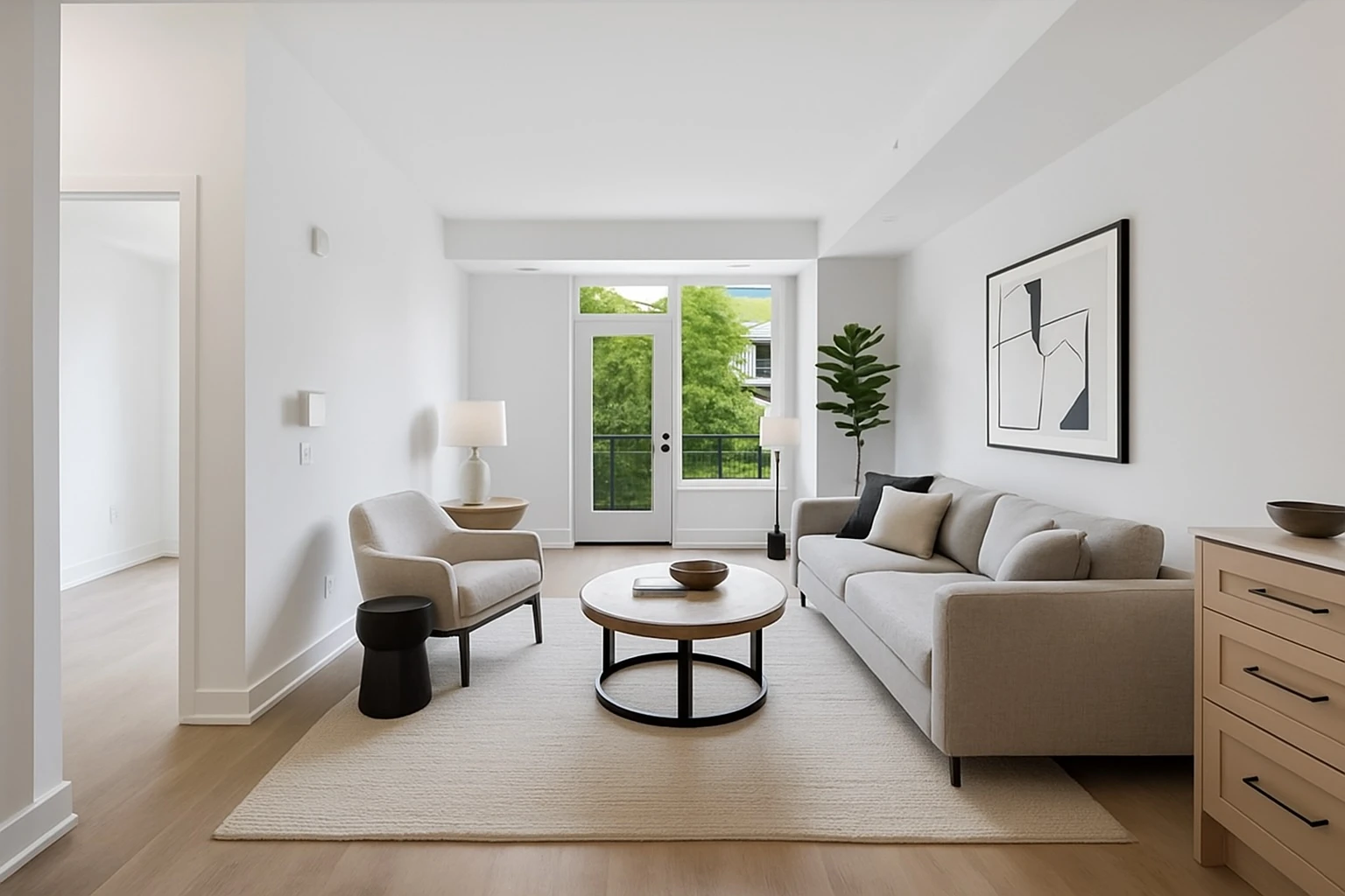 Après - Transformation d'un salon vide en un espace chaleureux et fonctionnel, idéal pour la vente ou la location